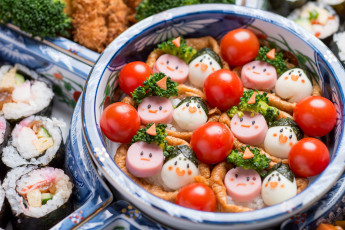Картинка еда разное детское меню ассорти яйца роллы брокколи сосиски рожицы помидоры овощи томаты