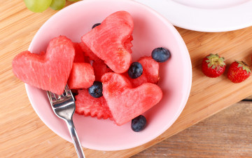 Картинка еда фрукты +ягоды water melon арбуз ломтики ягода сердечки