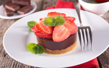 Картинка еда пирожные +кексы +печенье пирожное шоколад клубника sweet berries fresh strawberry десерт тарелка ягоды