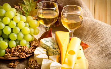 обоя еда, разное, wine, grapes, cheese, nuts, вино, бокалы, лист, виноград, сыр, орехи