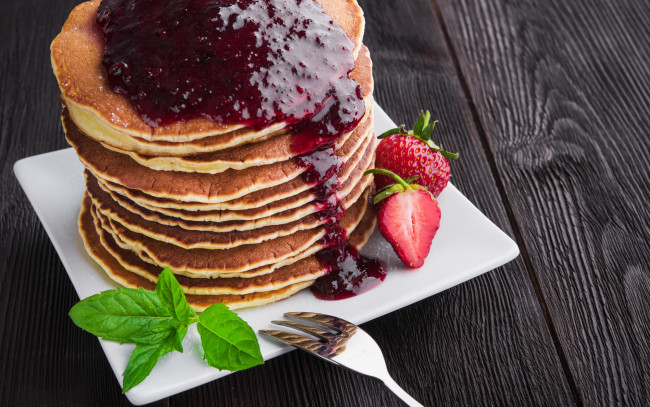 Обои картинки фото еда, блины,  оладьи, клубника, ягоды, джем, pancakes, выпечка
