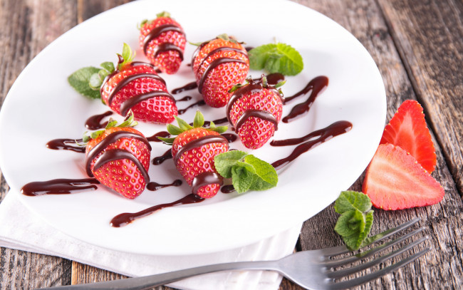 Обои картинки фото еда, клубника,  земляника, berries, fresh, шоколад, десерт, тарелка, strawberry, ягоды, red, sweet