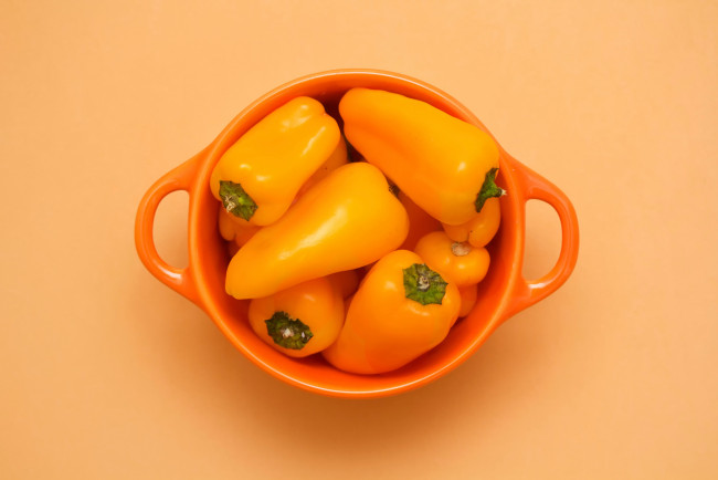 Обои картинки фото еда, перец, orange, cubed, перцы, чашка