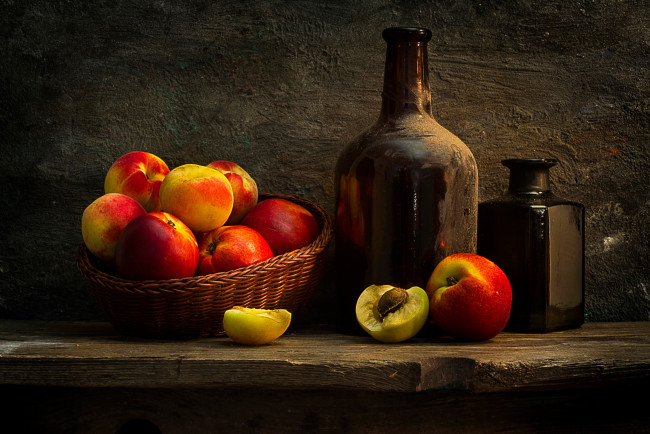 Обои картинки фото еда, персики,  сливы,  абрикосы, пыль, бутылки, корзина