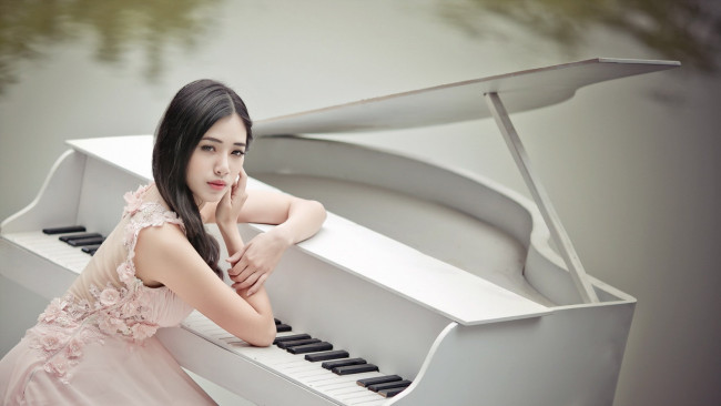 Обои картинки фото музыка, -другое, взгляд, пианино, азиатка, девушка