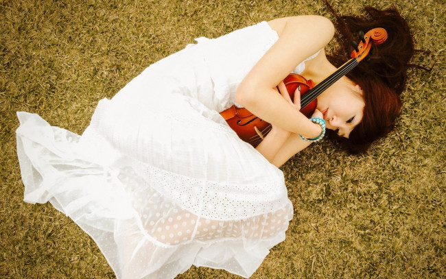 Обои картинки фото музыка, -другое, трава, азиатка, скрипка, девушка, отдых