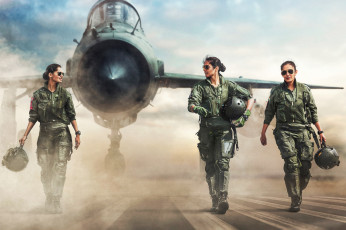 Картинка девушки -+группа+девушек пилоты форма самолет аэродром
