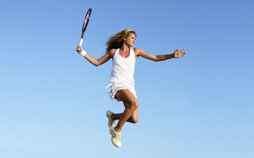 Картинка девушки мария+кириленко блондинка майка юбка кроссовки ракетка прыжок теннис