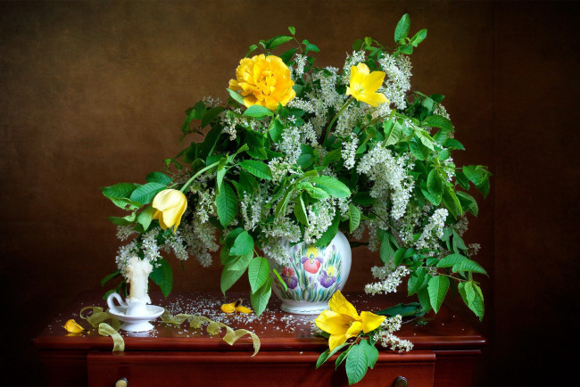 Обои картинки фото цветы, букеты,  композиции, черемуха, тюльпаны