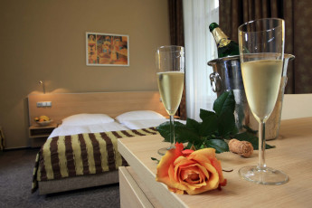 Картинка интерьер спальня кровать бокалы шампанское роза бутылка