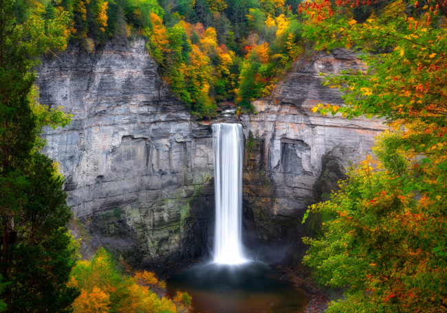 Обои картинки фото природа, водопады, осень, лес, деревья, скалы, берег, листва, вид, водопад