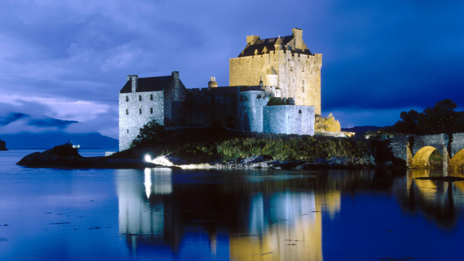 Обои картинки фото evening, falls, on, eilean, donan, castle, города, замок, эйлиан, донан, шотландия, вечер, отражение, вода