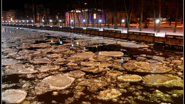 Обои картинки фото frozen, river, in, town, at, night, города, огни, ночного, набережная, ночь, река, дома