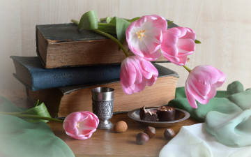 Картинка цветы тюльпаны книги конфеты орехи фундук блюдце ткань бокал