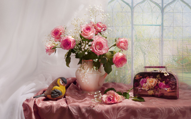 Обои картинки фото цветы, розы, сумка, окно, птичка, фигурка, вуаль, ткань, гипсофила, кувшин, скатерть, натюрморт