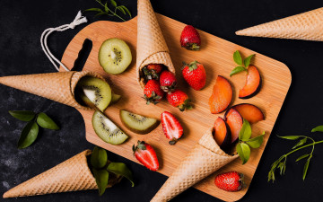 Картинка еда фрукты +ягоды клубника киви сливы
