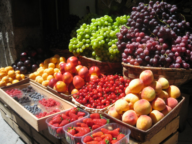 Обои картинки фото еда, фрукты, ягоды, клубника, виноград