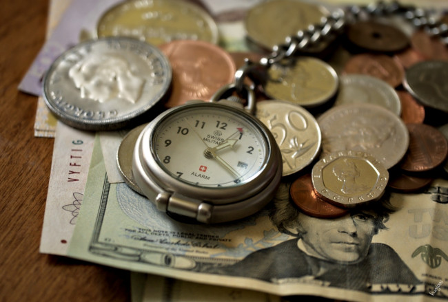 Обои картинки фото разное, Часы, часовые, механизмы, часы, монеты, купюры, доллары