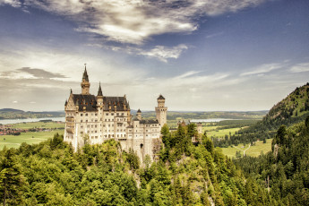 обоя neuschwanstein, castle, bavaria, germany, города, замок, нойшванштайн, германия, скала, бавария, лес, пейзаж
