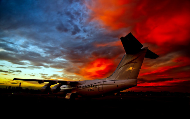 Обои картинки фото авиация, пассажирские, самолёты, зарево, ночь, двигатели, самолет, стоянка