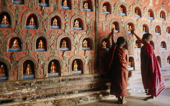 Обои картинки фото разное, религия, статуэтки, свечи, тибет, стена, дети, монахи
