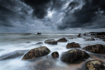 Картинка природа стихия камни хмурое небо тучи франция кельтское море