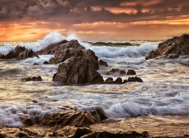 Обои картинки фото природа, побережье, скалы, брызги, волны, океан, зарево, тучи