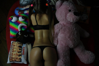 Картинка девушки -unsort+ брюнетки темноволосые попка подушка мишка stasy q игрушки