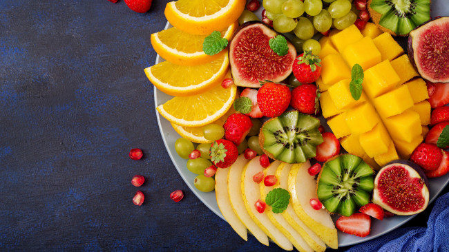 Обои картинки фото еда, фрукты,  ягоды, виноград, инжир, клубника, киви