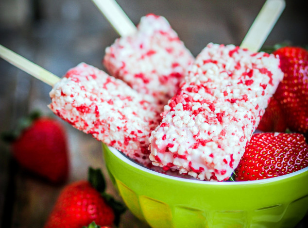 Обои картинки фото еда, мороженое,  десерты, ягоды, клубника