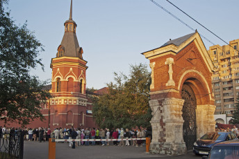 Картинка старые ворота покровского монастыря города москва россия паломники башня