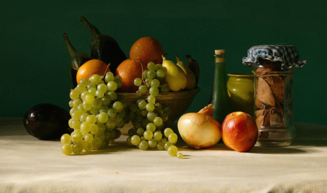 Обои картинки фото еда, натюрморт, виноград, баклажаны, лавровый, лист, лук, апельсины