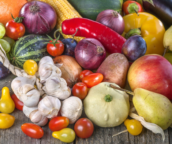 Обои картинки фото еда, овощи, лук, помидоры, перец, чеснок, картофель, арбуз, томаты