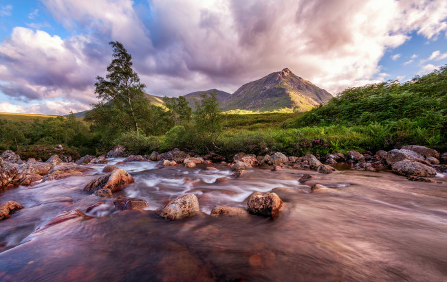 Обои картинки фото природа, реки, озера, река, шотландия, гора, трава, дерево, небо, камни, вода, облака, лето