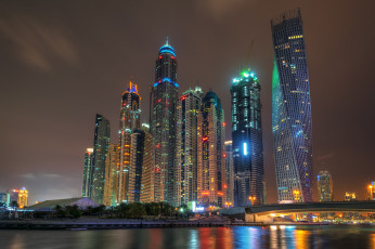 Картинка cayan+tower+-+dubai+marina города дубай+ оаэ ночь огни небоскребы