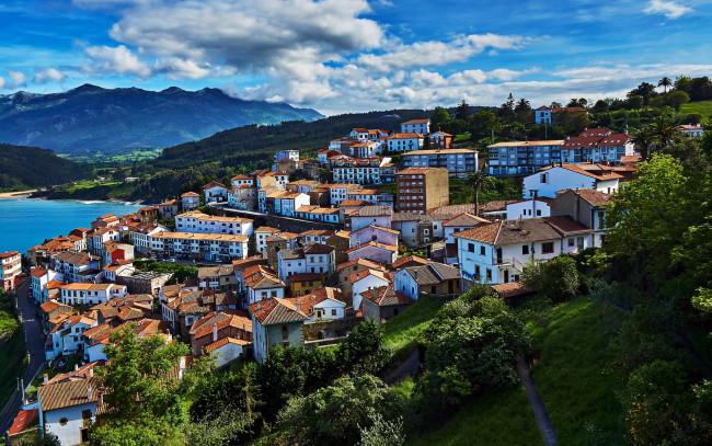 Обои картинки фото города, - панорамы, испания, colunga, asturias, море, побережье, горы, холмы, облака, склон, дома