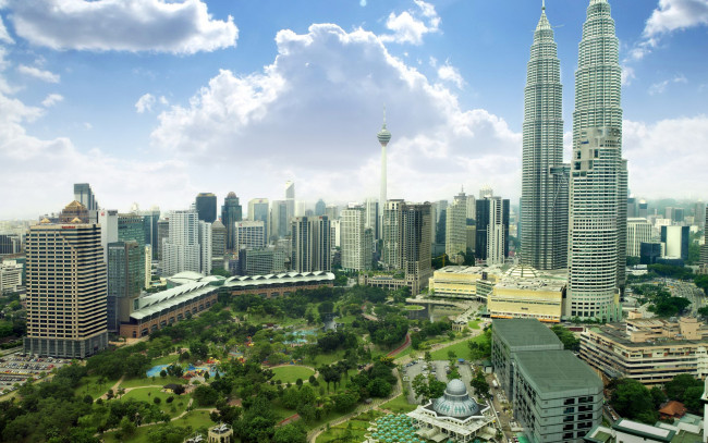 Обои картинки фото города, куала-лумпур , малайзия, куала-лумпур, парк, дома, небоскребы, небо, облака, панорама, kuala, lumpur, malaysia