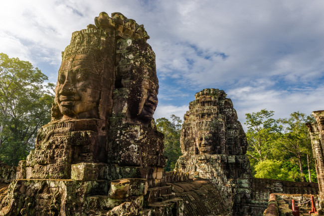 Обои картинки фото inside angkor wat, города, - исторические,  архитектурные памятники, статуя, храм, джунгли