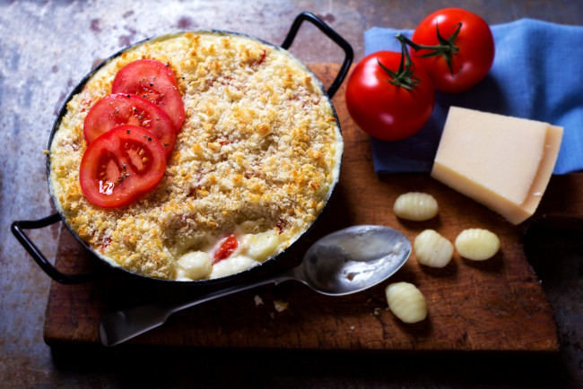 Обои картинки фото cheese, gnocchi, bake, еда, вторые, блюда, ложка, запеканка, ньокки, клёцки, помидоры, сыр