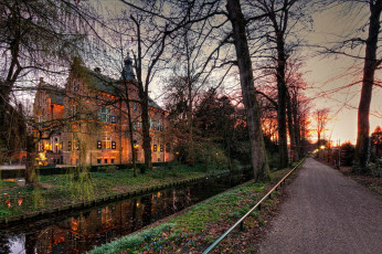 Картинка города -+пейзажи нидерланды crabbehof замок дорога канал деревья осень вечер сумерки огни