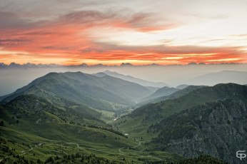 Картинка природа горы тучи небо туман долина красные