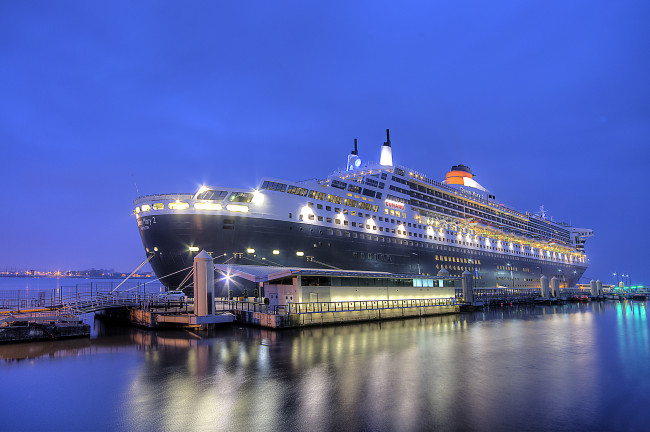 Обои картинки фото queen mary 2 in liverpool, корабли, лайнеры, лайнер, причал, порт