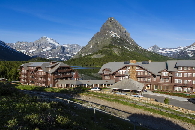Обои картинки фото glacier national park,  montana  сша, города, - здания,  дома, гостиница, парк, озеро, лес, горы, дома