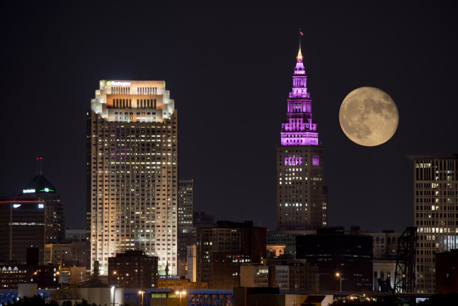 Обои картинки фото moon behind cleveland, города, - огни ночного города, здания, ночь, луна