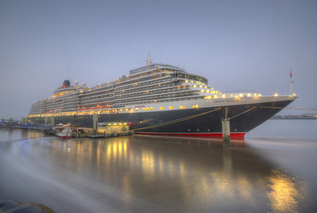 Обои картинки фото queen victoria in liverpool, корабли, лайнеры, лайнер, причал, порт