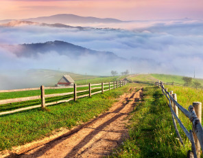 Картинка природа дороги дорога горы туман заборы изгородь луга дом трава