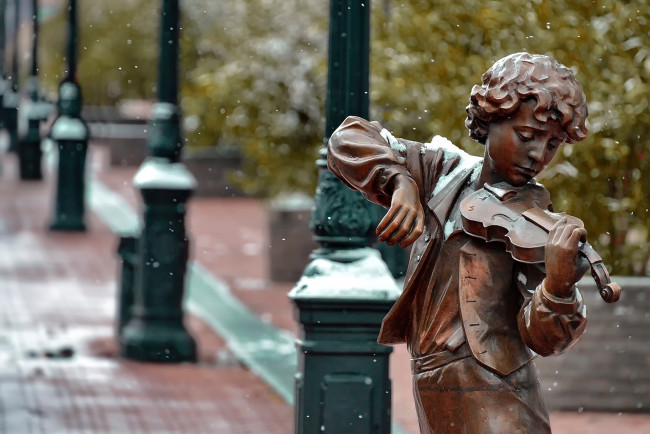 Обои картинки фото города, - памятники,  скульптуры,  арт-объекты, скрипка, мальчик, снег, город