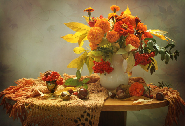 Обои картинки фото цветы, букеты,  композиции, осень, рябина, бархатцы, каштаны