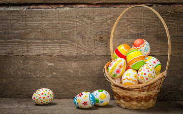 Картинка праздничные пасха яйца крашеные eggs holiday happy spring basket wood colorful корзина easter