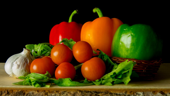 Обои картинки фото еда, овощи, снедь, перец, зелень, помидоры, томаты